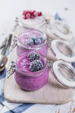 Çilek ile renkli gece oatmeals seçimi