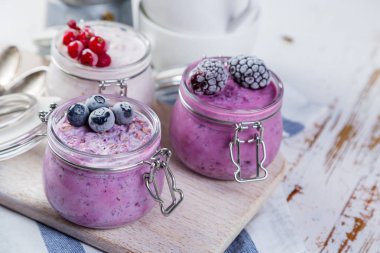 Çilek ile renkli gece oatmeals seçimi