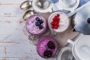 Çilek ile renkli gece oatmeals seçimi