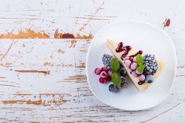 Böğürtlenli ve naneli cheesecake.