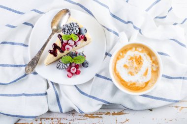 Böğürtlenli ve naneli cheesecake.