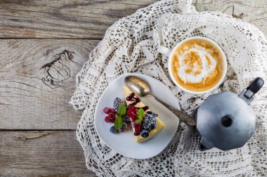 Böğürtlenli ve naneli cheesecake.