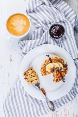 Kahvaltı - çikolatalı kek kahve ve meyve suyu ile