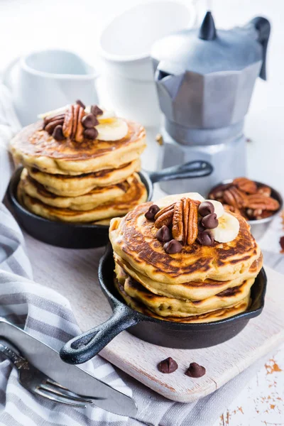 Завтрак - шоколадные блинчики с кофе и соком — стоковое фото