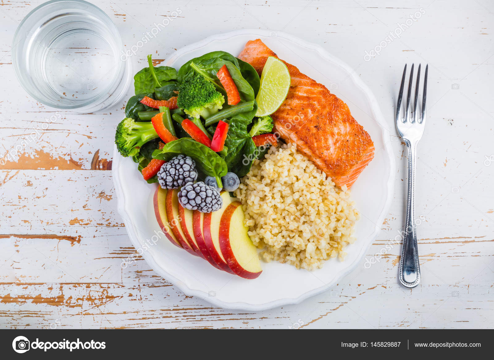 продукты рыба мясо вид сверху. сухое мясо рыба. диетический ужин. Follow meal. принцип питания 80/20.