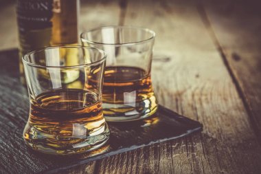 Bardakta buzlu viski.