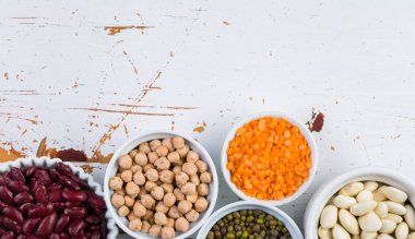 Beyaz tahta arka plan üzerinde renkli fasulye yelpazesi