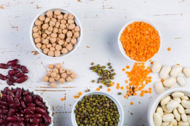 Beyaz tahta arka plan üzerinde renkli fasulye yelpazesi