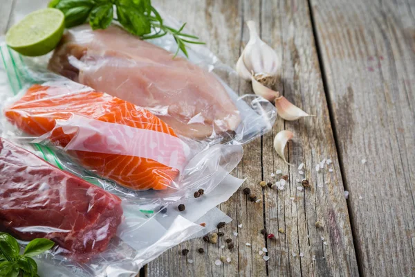 Boeuf, poulet et saumon dans un sac plastique sous vide pour la cuisson sous vide — Photo