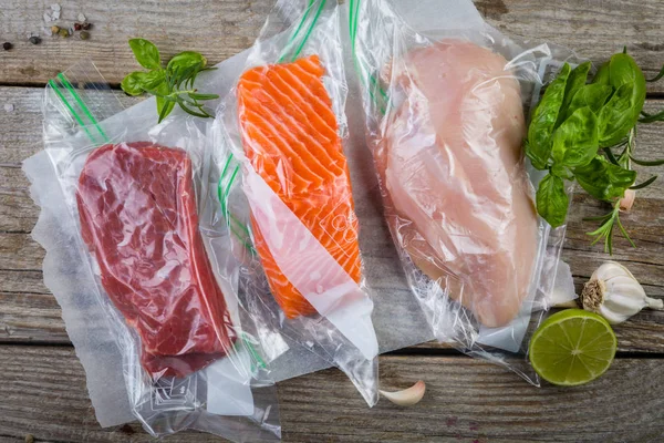 Carne de bovino, frango e salmão em saco plástico a vácuo para cozinhar sous vide — Fotografia de Stock