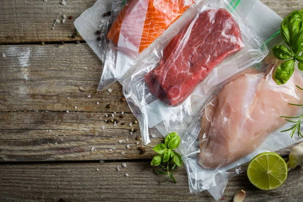Carne di manzo, pollo e salmone in sacchetto di plastica sottovuoto per la cottura sous vide — Foto Stock