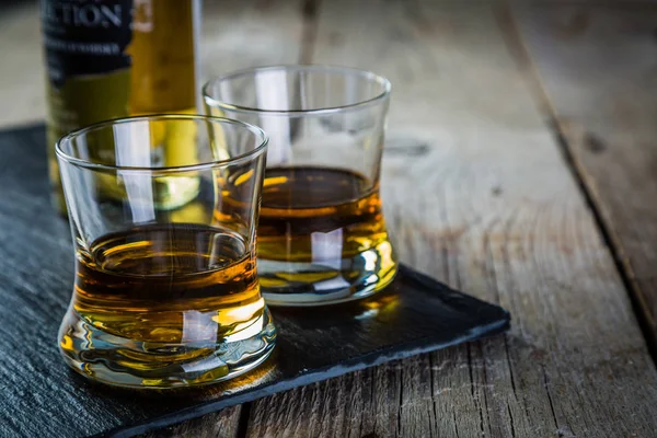 杯子里放冰块的威士忌 — 图库照片