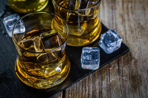 Whisky med is i glas — Stockfoto