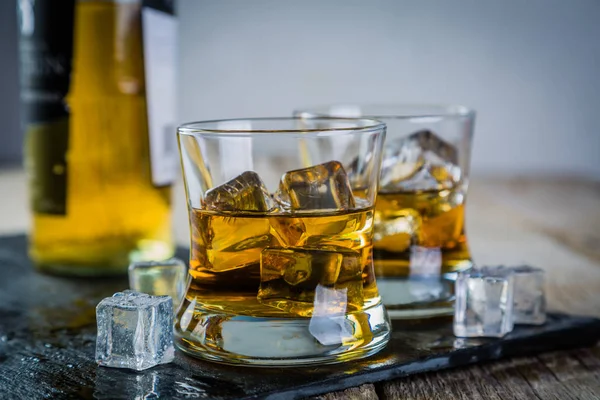 Whisky med is i glas — Stockfoto