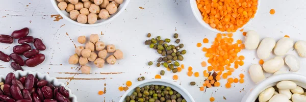 白いウッドの背景にカラフルな豆の選択 — ストック写真