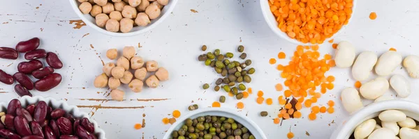 Selezione di fagioli colorati su sfondo di legno bianco — Foto Stock