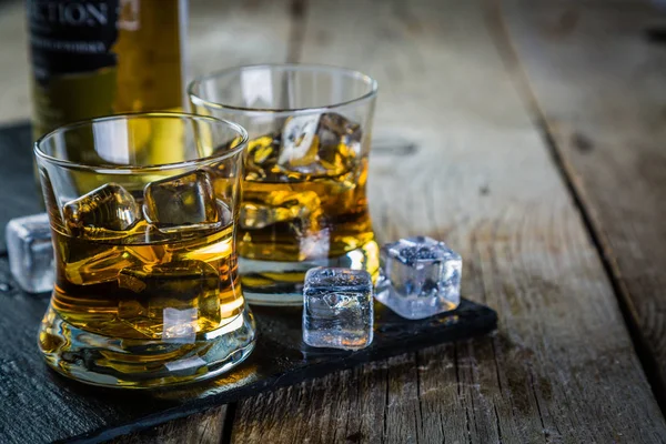 Whisky con hielo en vasos —  Fotos de Stock