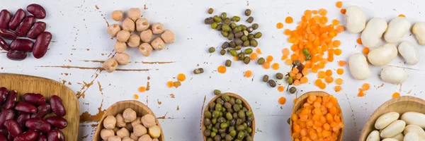 Selección de frijoles de colores sobre fondo de madera blanca — Foto de Stock