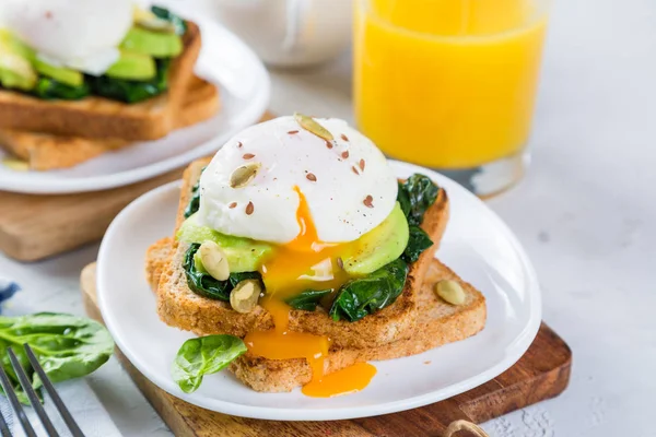 Sandwich con espinacas, aguacate y huevo —  Fotos de Stock