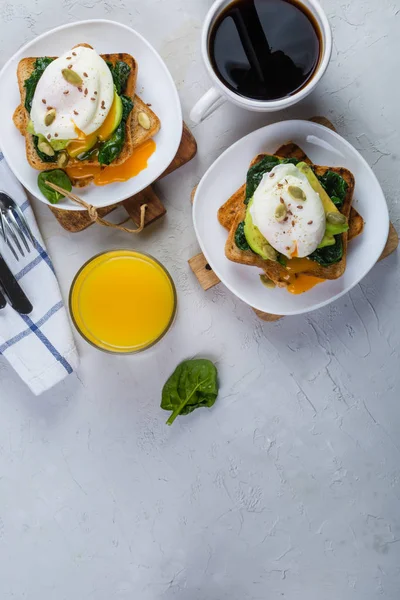 Сэндвич со шпинатом, авокадо и яйцом — стоковое фото