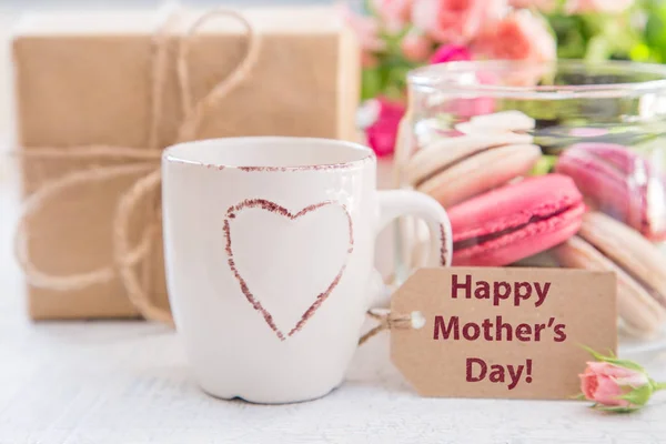 Anneler günü kartı, hediye ve macaroons kahve — Stok fotoğraf