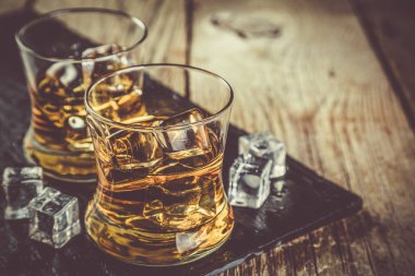 Bardakta buzlu viski.