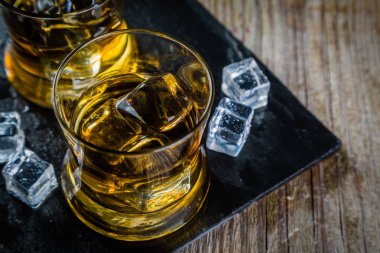 Bardakta buzlu viski.