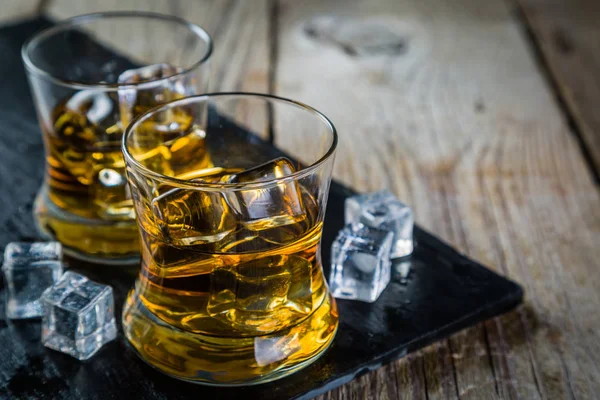 Whisky avec glace dans les verres — Photo