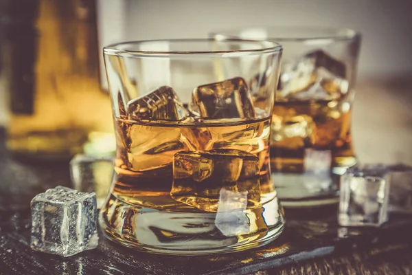 Whisky z lodem w szklankach — Zdjęcie stockowe