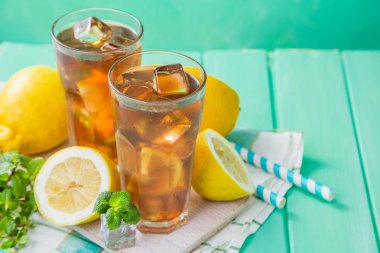 Bardaklarda buzlu çay