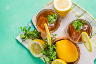 Bardaklarda buzlu çay