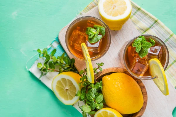 Bardaklarda buzlu çay