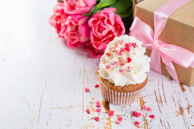 Vanilya buzlanma ve kalpleri ile cupcakes