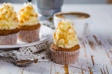 Buttercream frosting ile karamel cupcakes