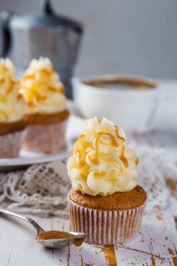 Buttercream frosting ile karamel cupcakes