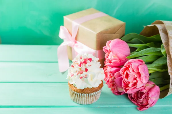 Tarjeta de día de las madres con café, presente —  Fotos de Stock