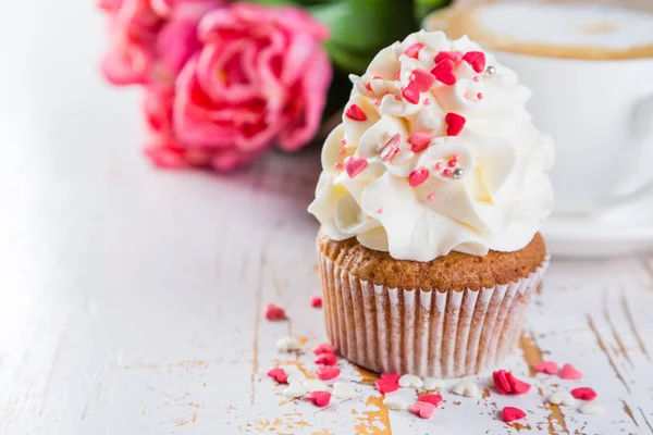 Cupcakes with vanilla frosting and hearts — Stock Photo, Image