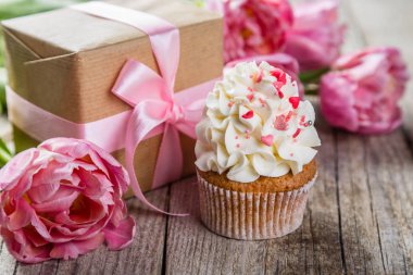 Vanilya buzlanma ve kalpleri ile cupcakes