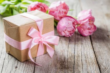 Vanilya buzlanma ve kalpleri ile cupcakes