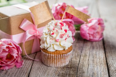 Vanilya buzlanma ve kalpleri ile cupcakes