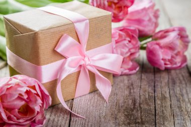 Vanilya buzlanma ve kalpleri ile cupcakes