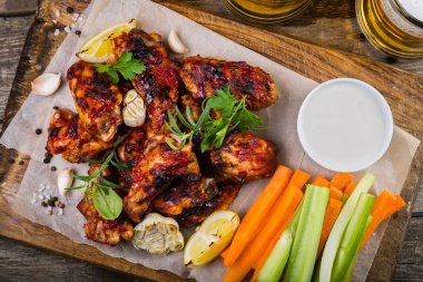 Ahşap tahta üzerinde tavuk kanatları