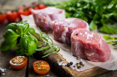 Ham fileto et kesim baharat ve otlar ile