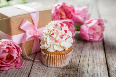 Vanilya buzlanma ve kalpleri ile cupcakes