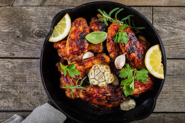 Ailes de poulet dans une poêle en fonte — Photo