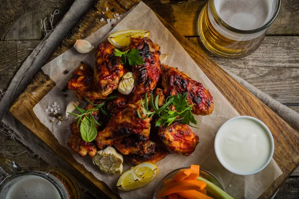 Alitas de pollo en tablero de madera — Foto de Stock