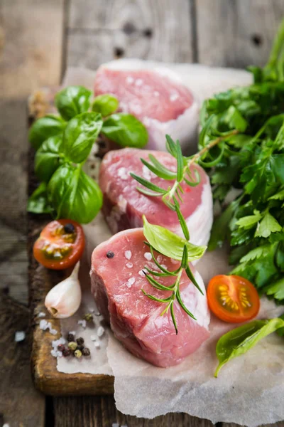 Rohe Mignon-Fleischstücke mit Gewürzen und Kräutern — Stockfoto