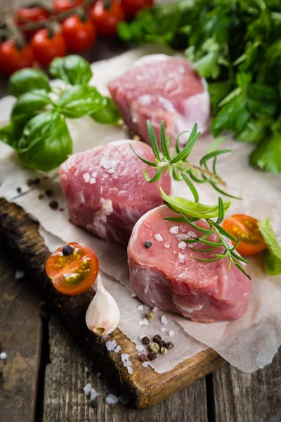 Kawałków mięsa surowego filet mignon z ziół i przypraw — Zdjęcie stockowe
