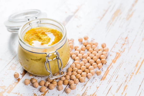 Auswahl an farbenfrohem Humus im Glas — Stockfoto