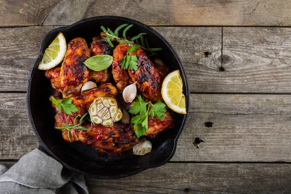 Alitas de pollo en sartén de hierro fundido — Foto de Stock